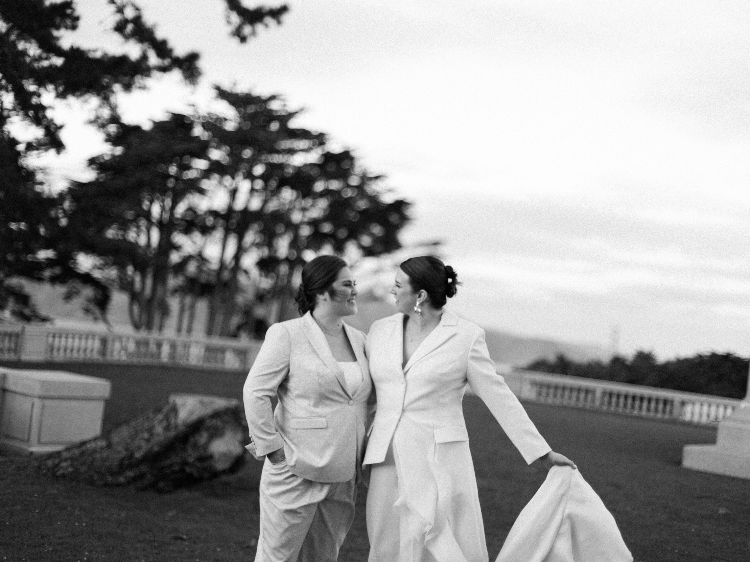 Legion of Honor wedding couple on lawn kissing